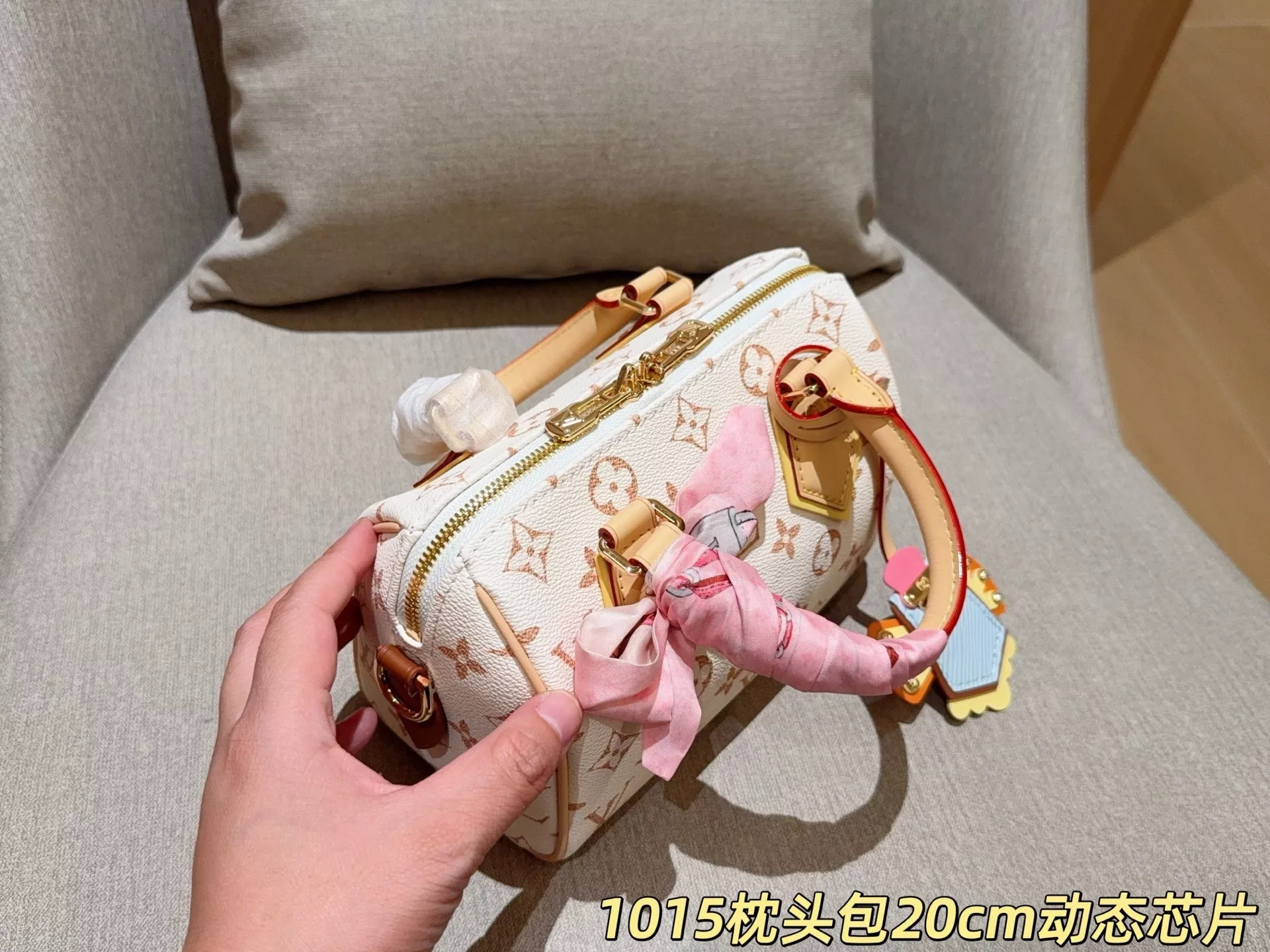 루이비통 스피디 20 사구색 모노그램 필로우 토트백 상세 이미지 16