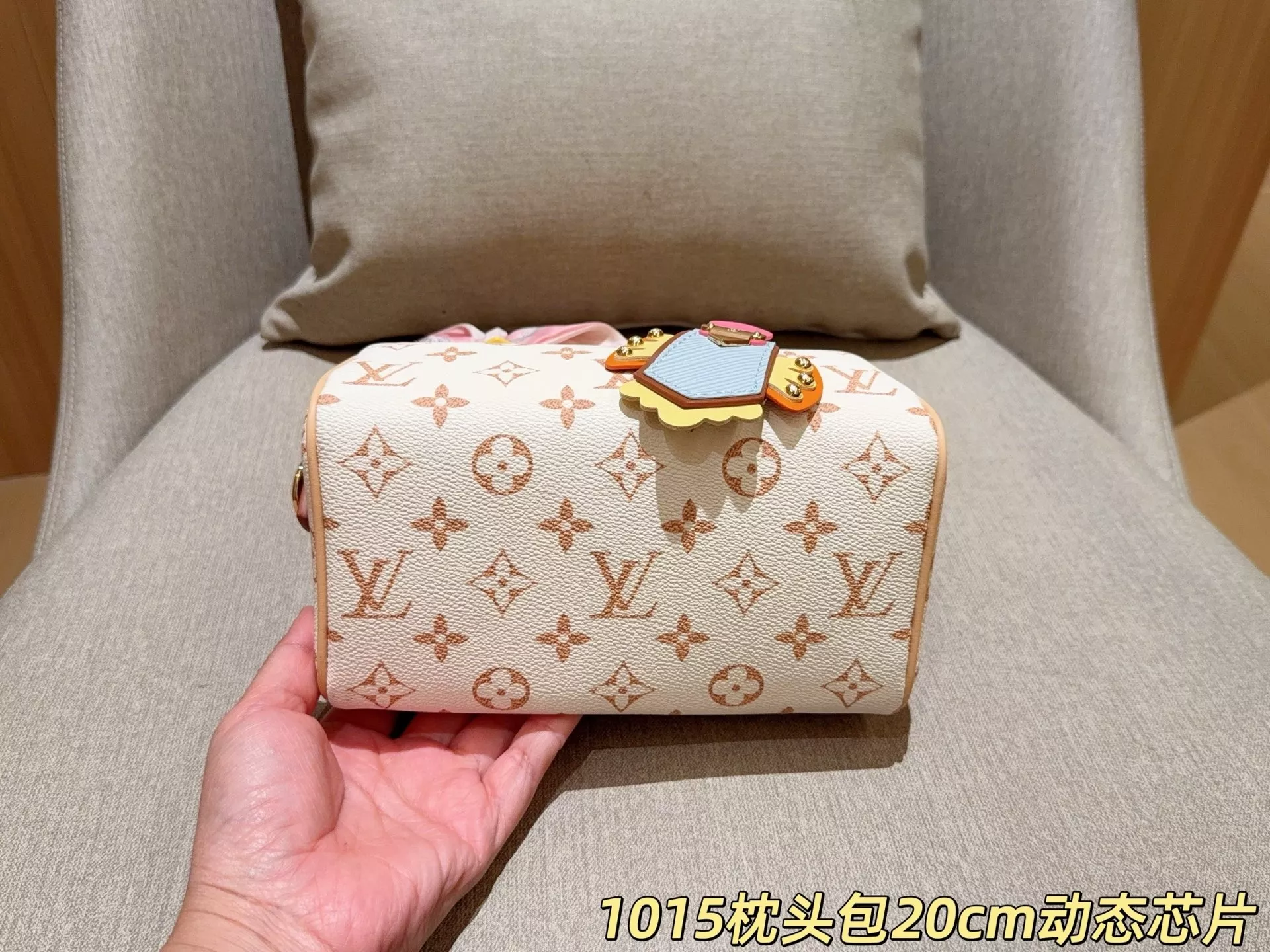 루이비통 스피디 20 사구색 모노그램 필로우 토트백 상세 이미지 15