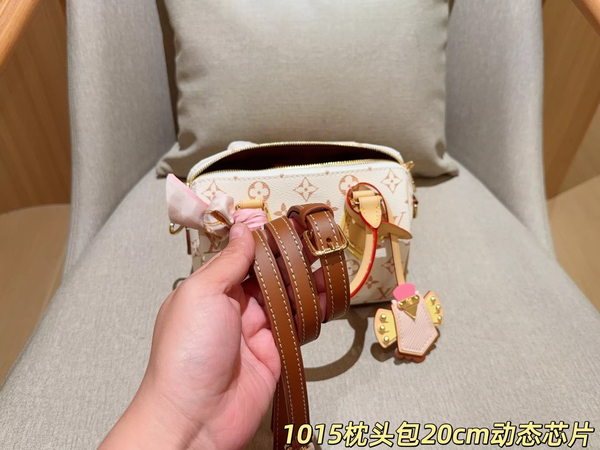 루이비통 스피디 20 사구색 모노그램 필로우 토트백 상세 이미지 8