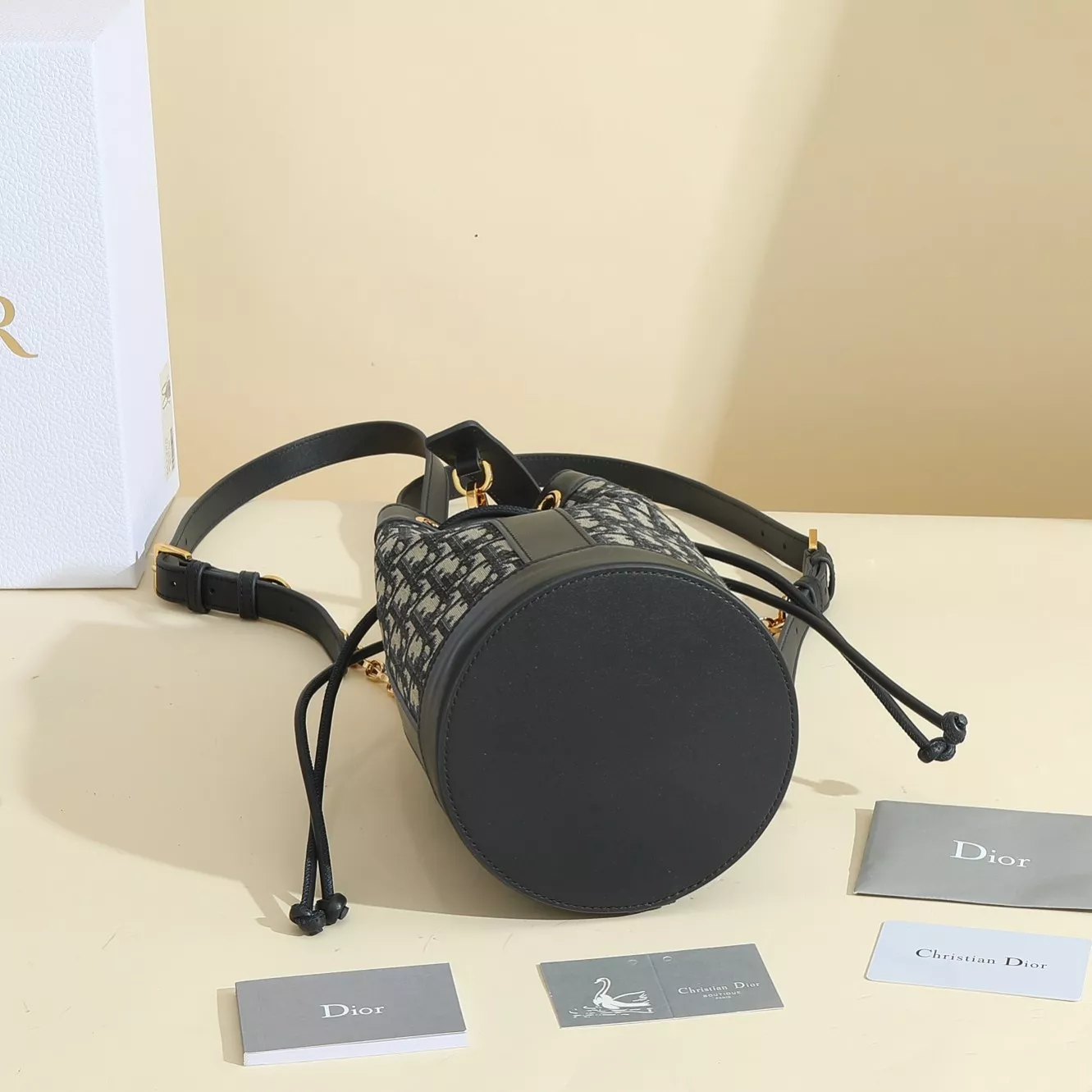 디올 CD 로고 블랙 그레인 가죽 스몰 드로스트링 버킷백 상세 이미지 5