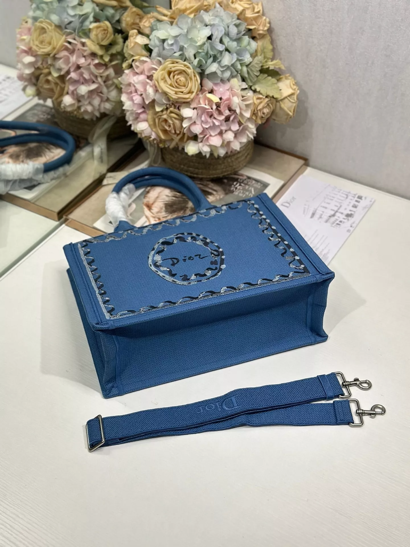 디올 블루 웨이브 D-스트라이프 북 토트백 상세 이미지 9