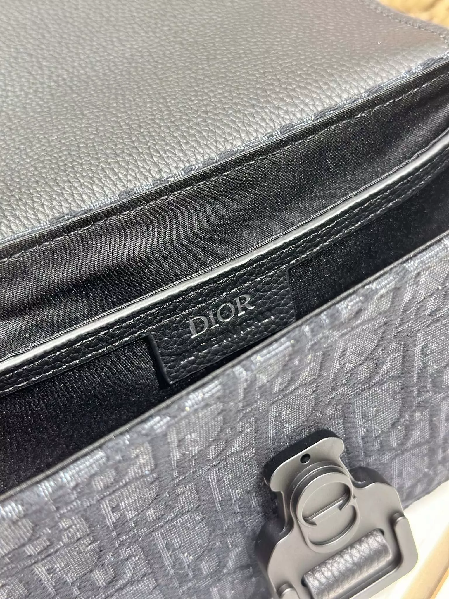 디올 오블리크 블랙 미니 새들 플랩 메신저백 상세 이미지 8