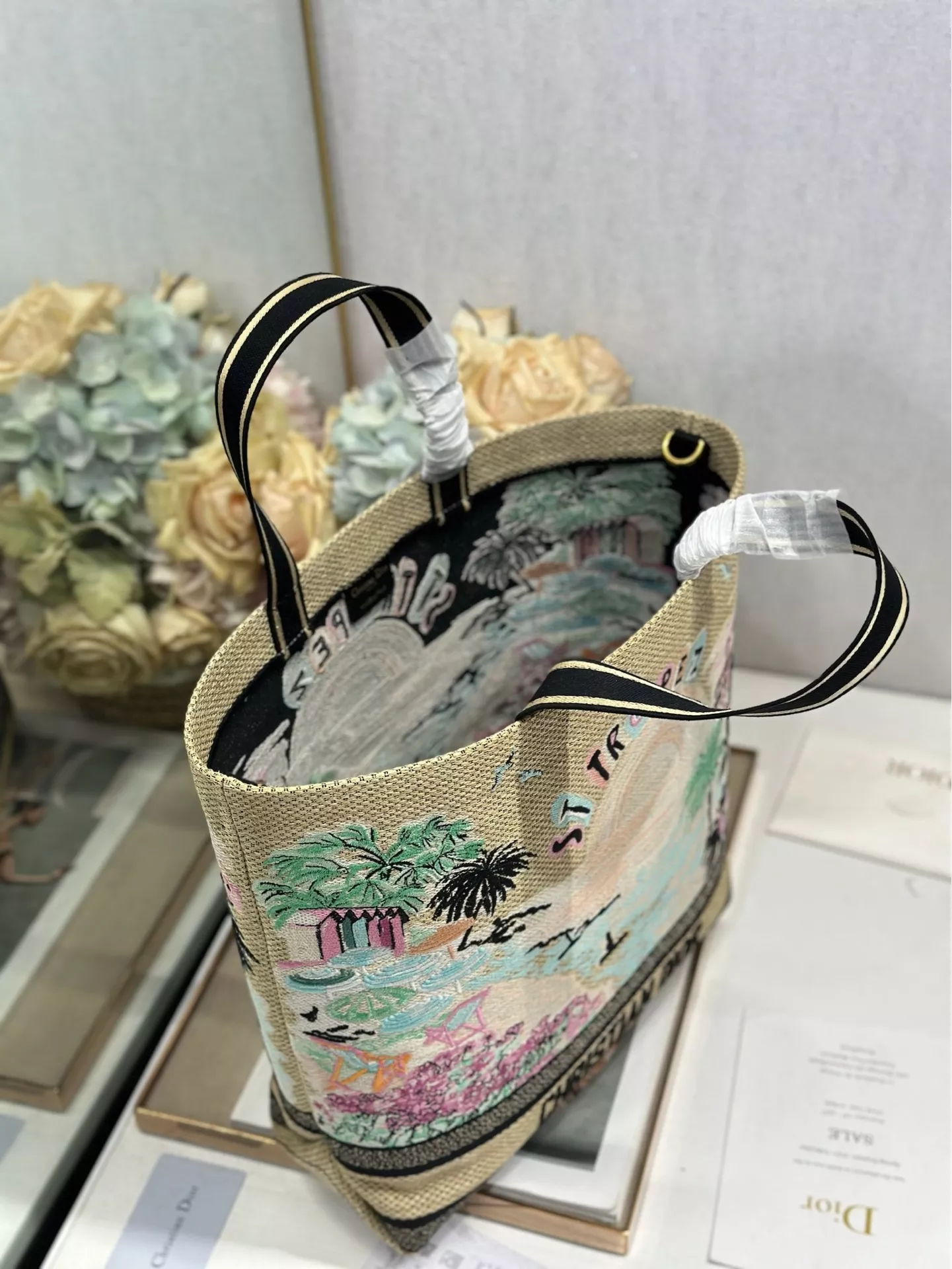 디올 생트로페 한정 시티 포스트카드 자수 토트백 상세 이미지 6