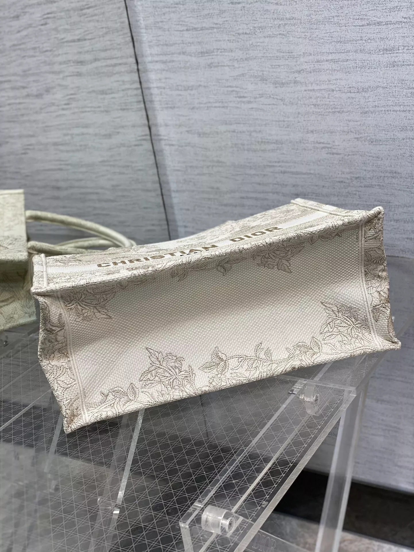 디올 겨울 정원 금실 까치 자수 미디엄 토트백 상세 이미지 7