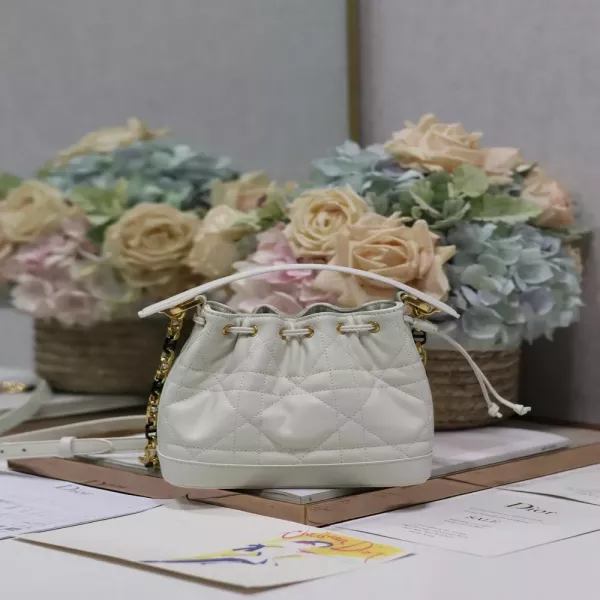 디올 까나쥬 화이트 카프스킨 드로우스트링 버킷백