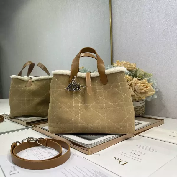 디올알프스 뚜주르 세로형 시어링 스웨이드 토트백