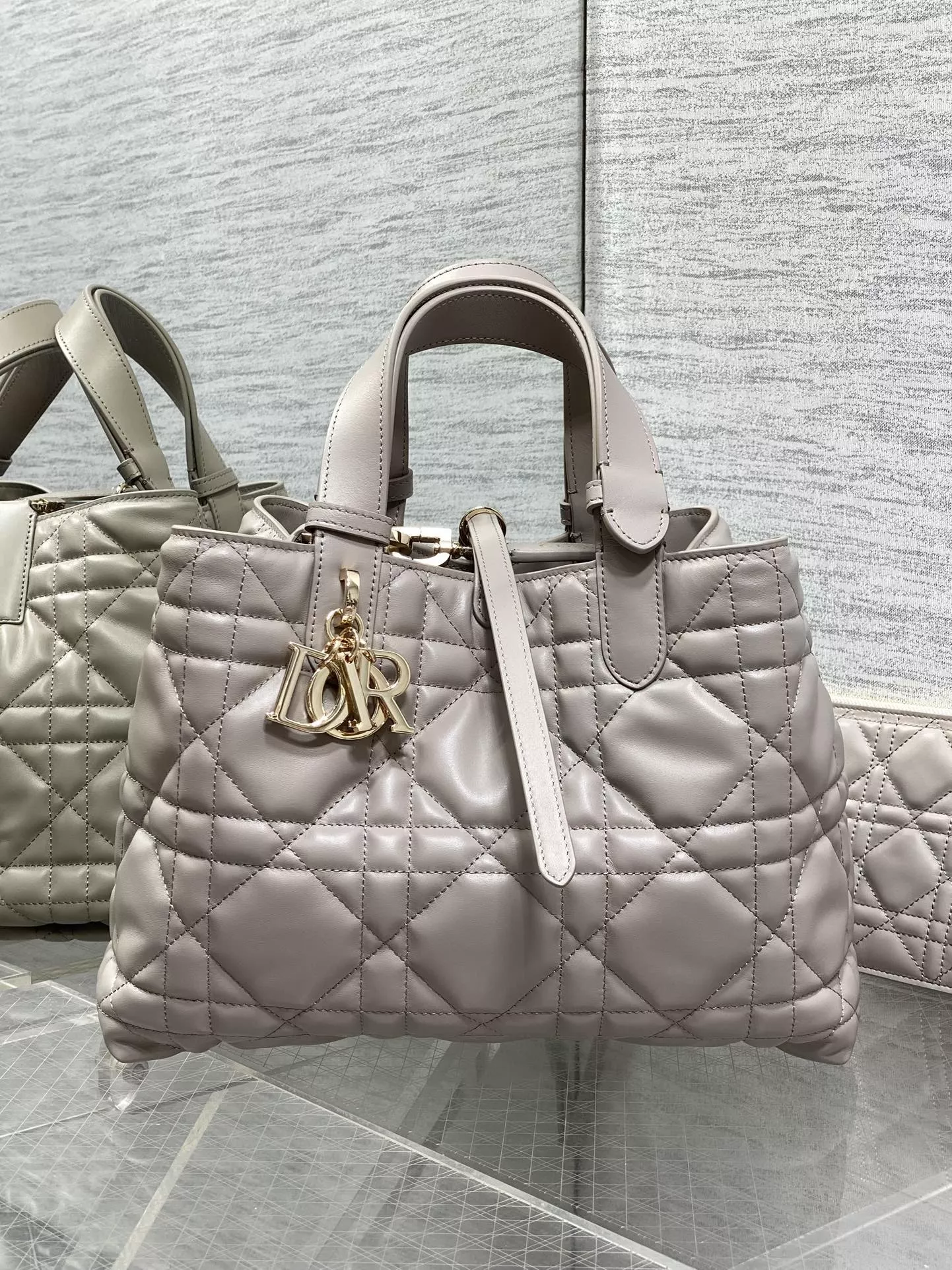 디올 투주르 그레이 미디엄 퀼팅 토트백 상세 이미지 1