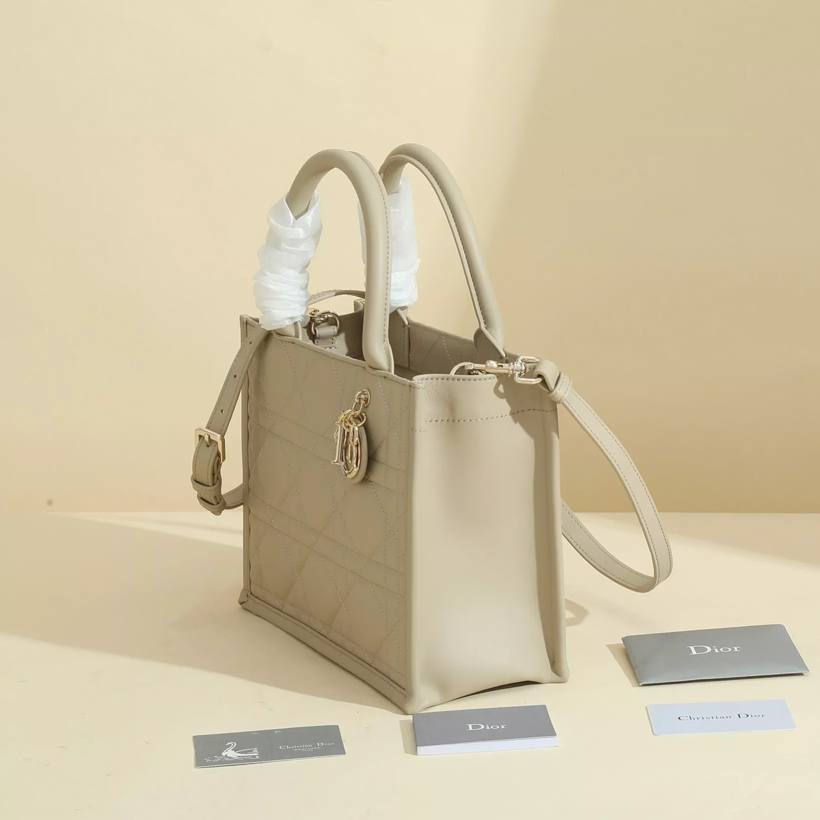 디올 까나쥬 화이트 카프스킨 스몰 토트백 상세 이미지 3