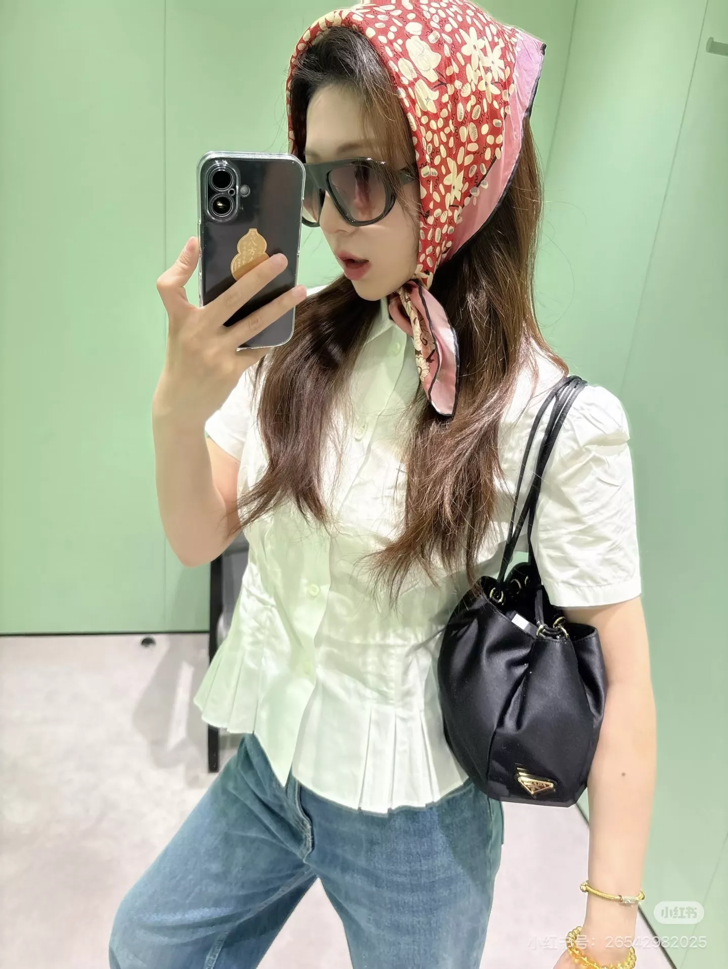 프라다 사틴 미니 삼각로고 버킷백 상세 이미지 12