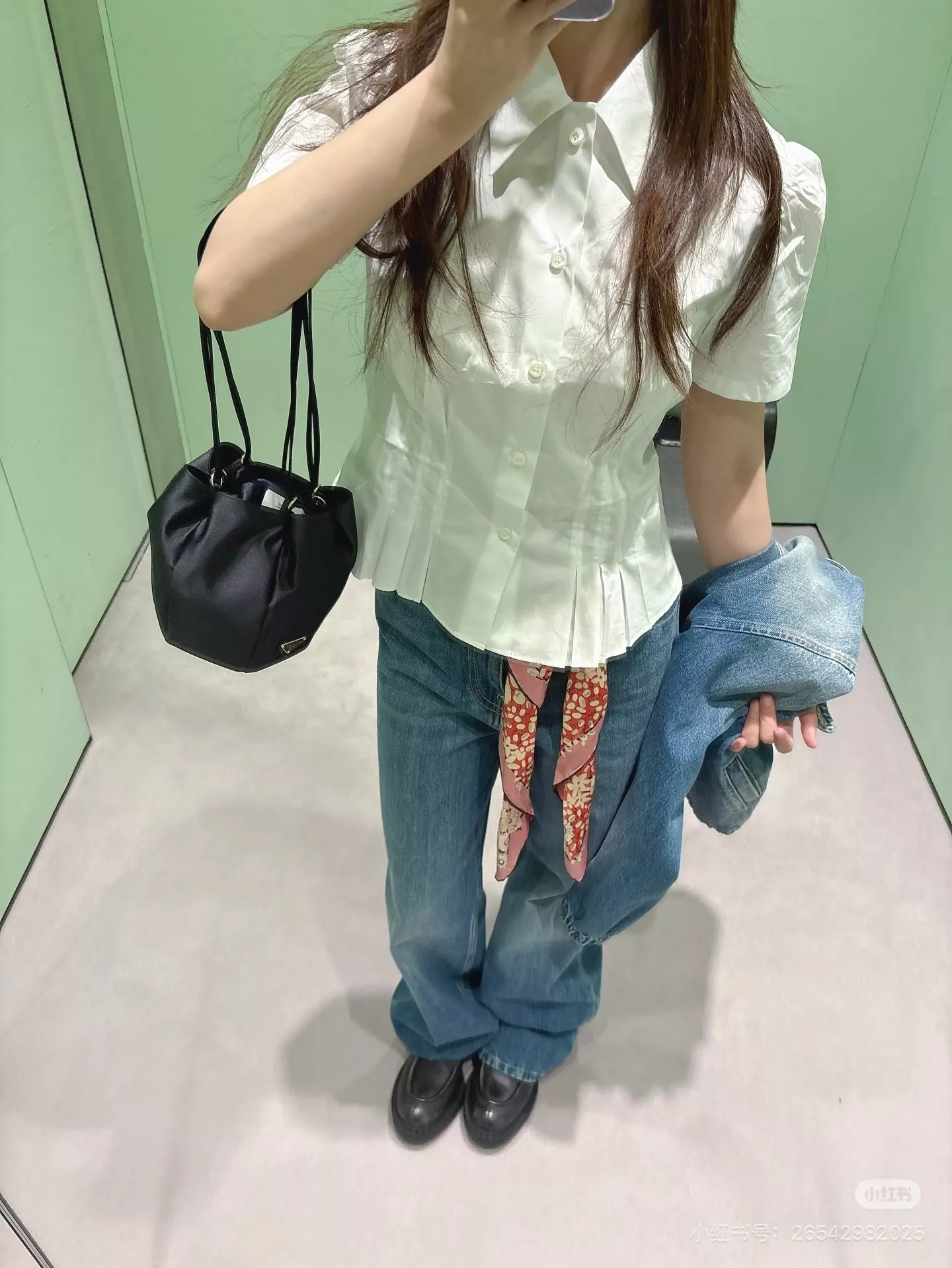 프라다 사틴 미니 삼각로고 버킷백 상세 이미지 14