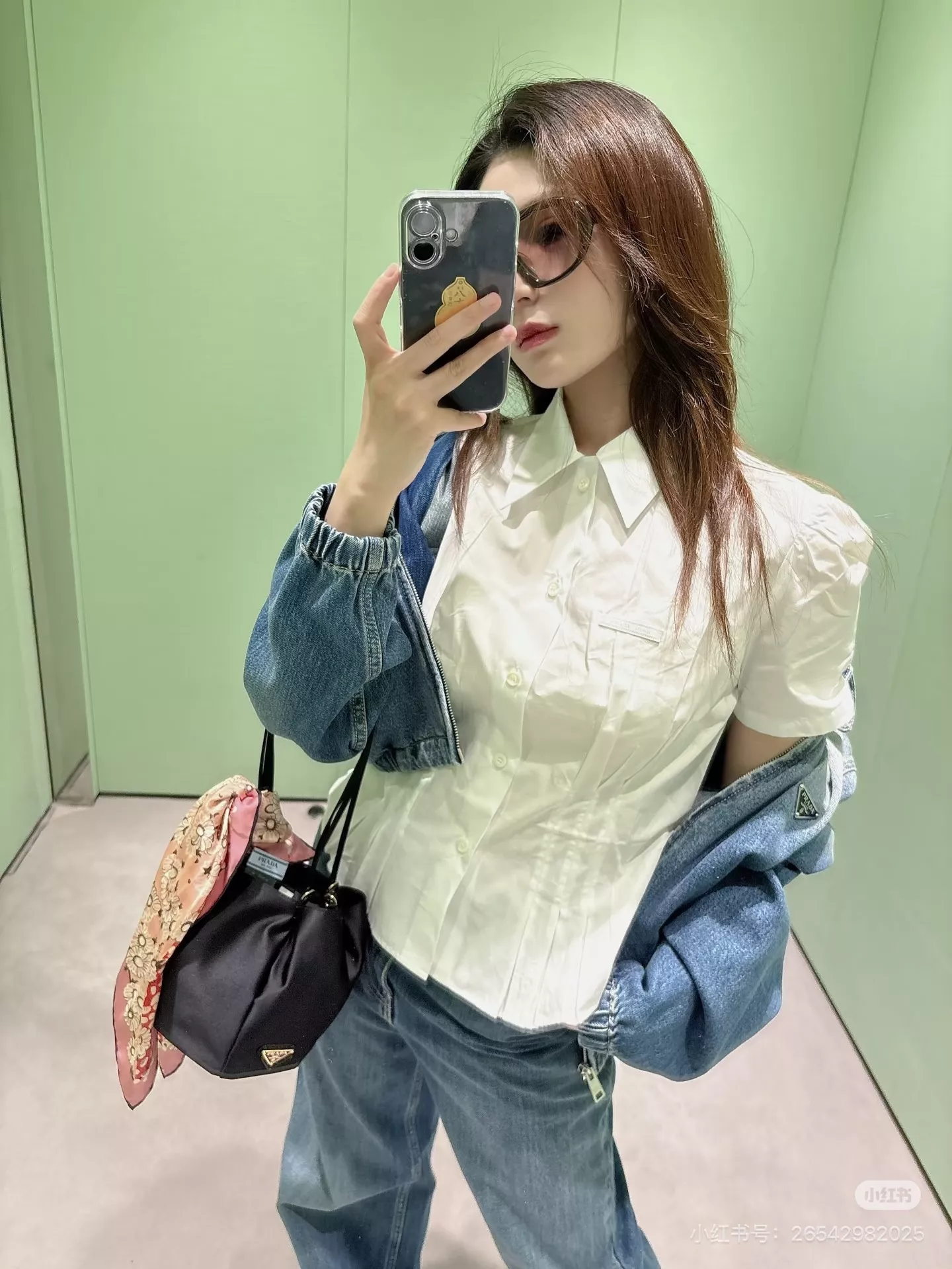 프라다 사틴 미니 삼각로고 버킷백 상세 이미지 11