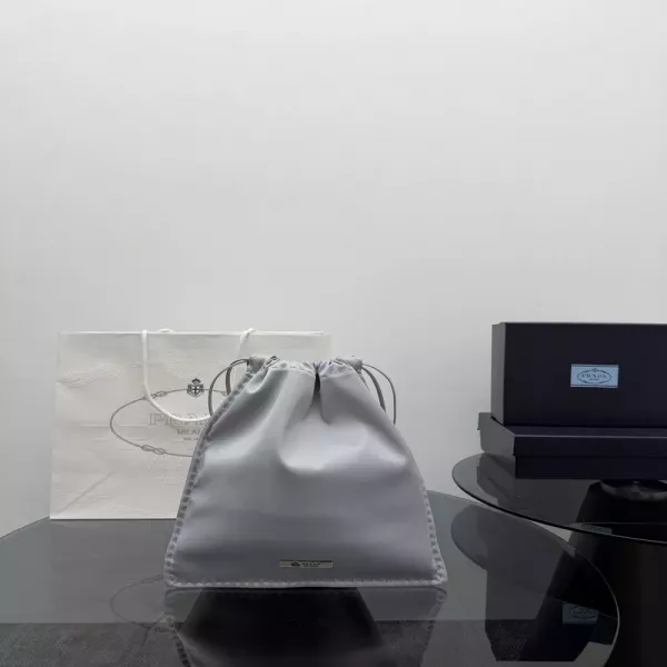 프라다 위시 핸드 스티치 드로스트링 실크 버킷백