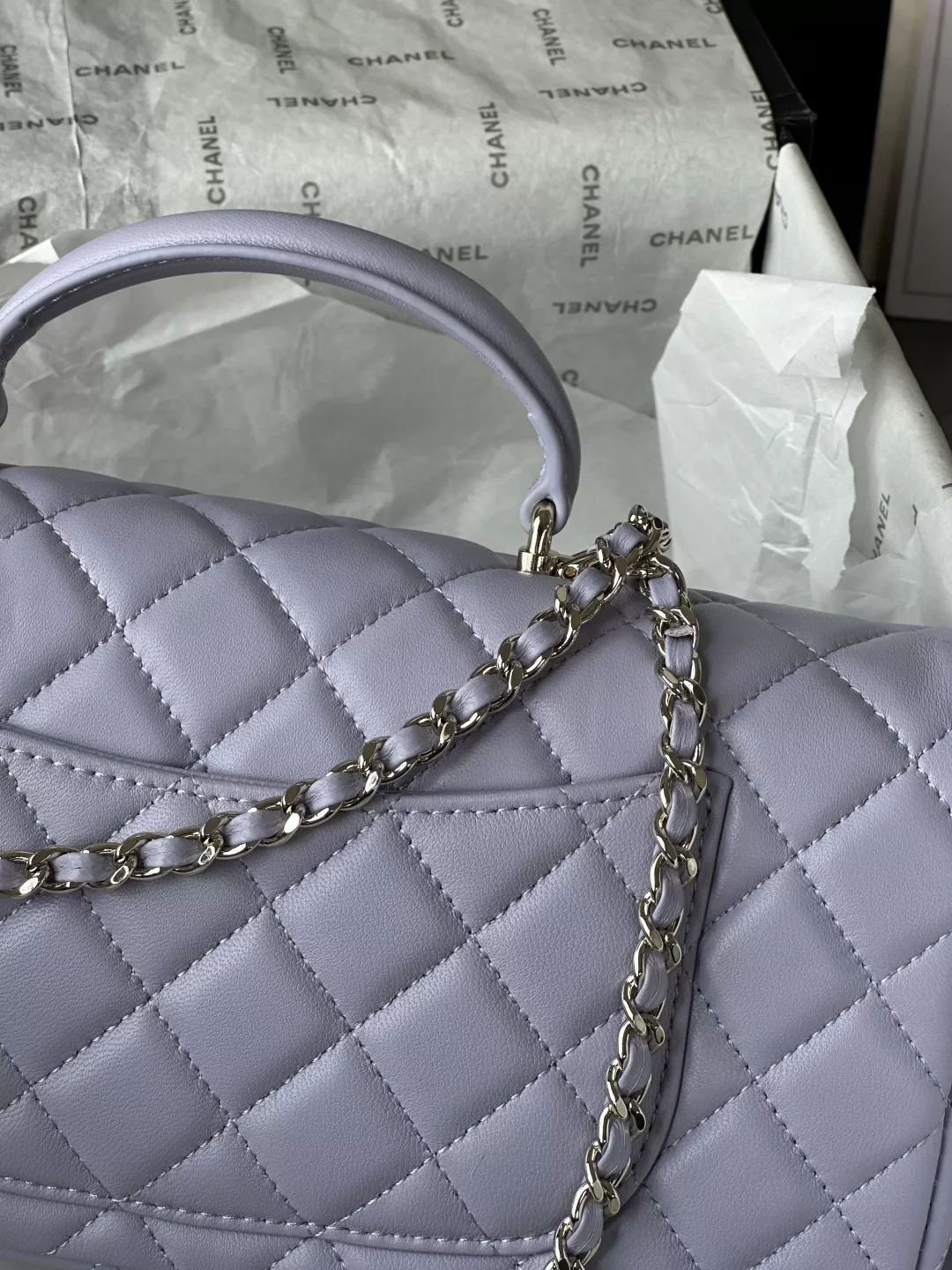 샤넬 클래식 플랩 가죽 핸들 가방 상세 이미지 8