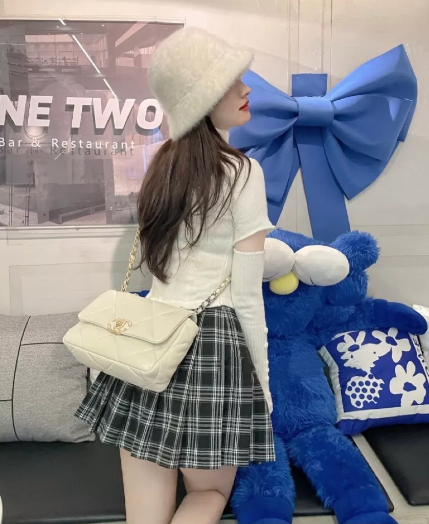 샤넬 클래식 19 빅퀼팅 체인 숄더백 상세 이미지 10