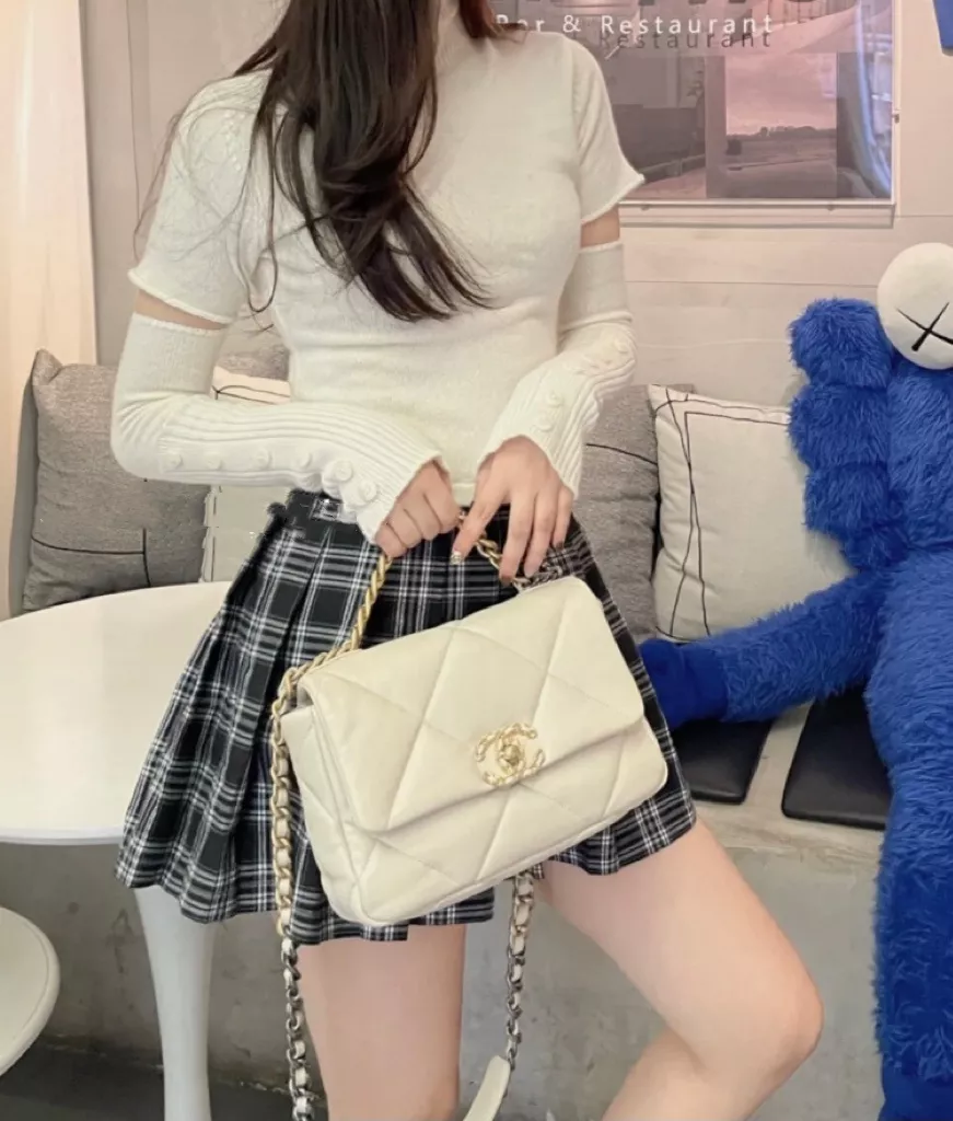 샤넬 클래식 19 빅퀼팅 체인 숄더백 상세 이미지 11