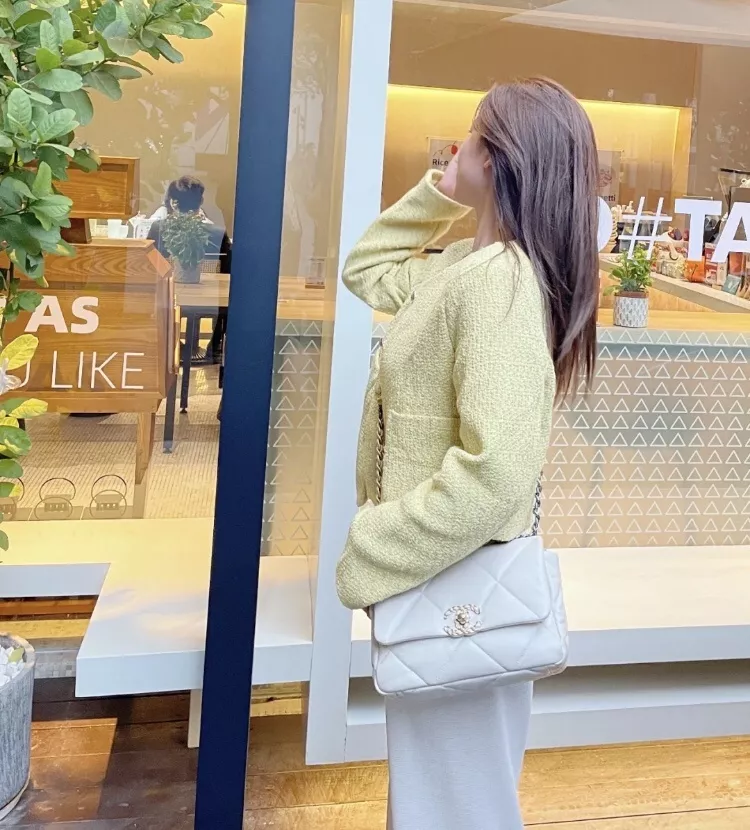 샤넬 클래식 19 빅퀼팅 체인 숄더백 상세 이미지 15