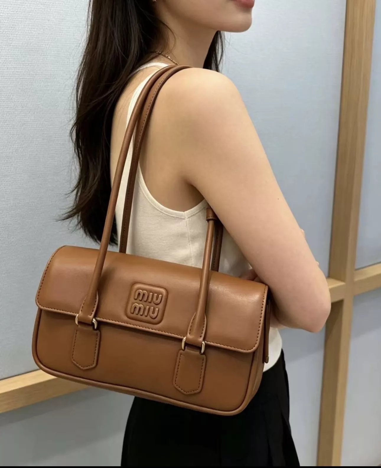 미우미우 아르카디 빈티지 엠보 로고 바게트백 상세 이미지 14