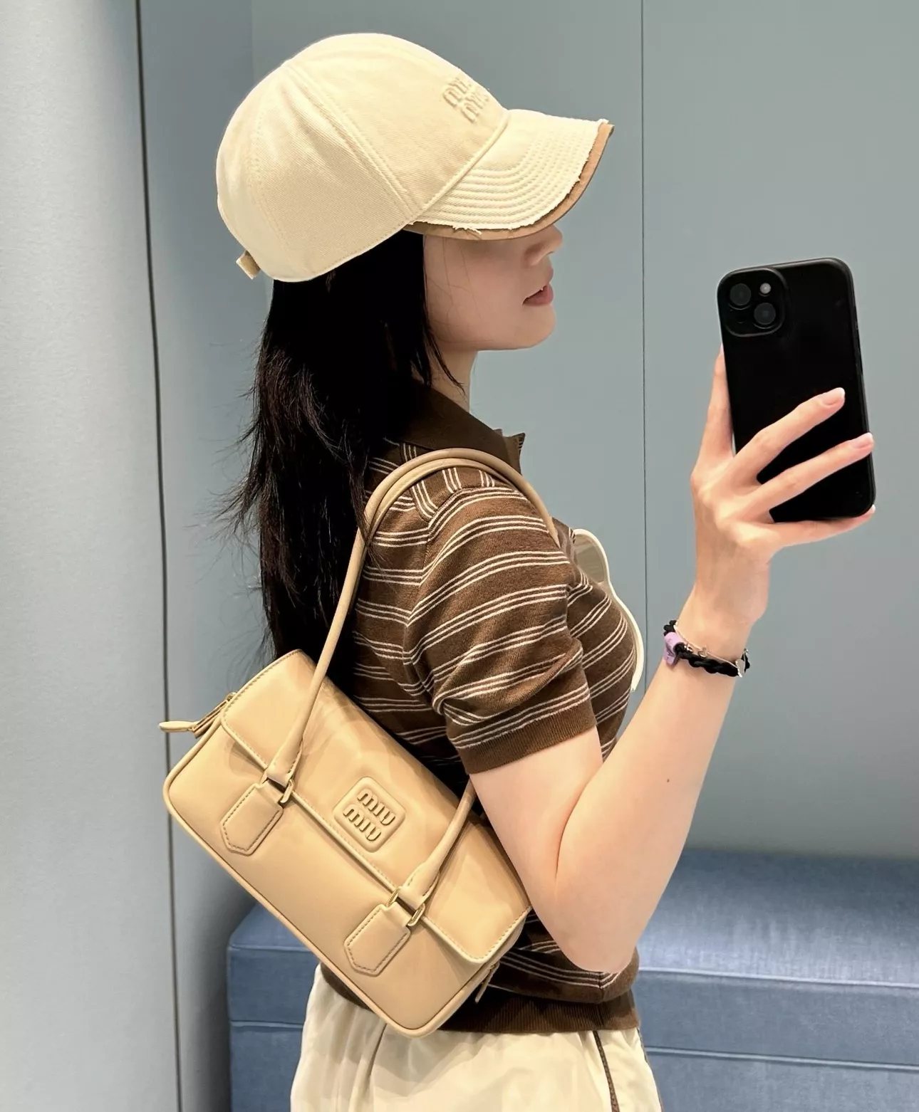 미우미우 아르카디 레더 엠보 로고 바게트백 상세 이미지 14