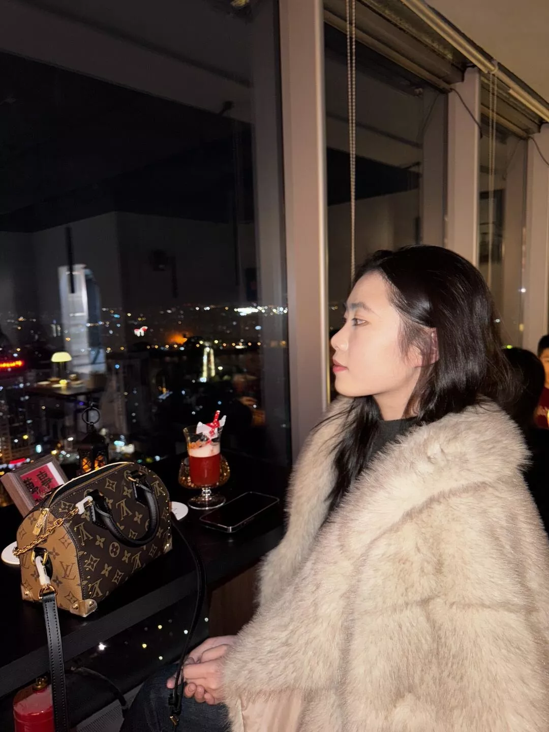 루이비통 스피디 트렁크 20 스터드 배색 모노그램 체인백 상세 이미지 31