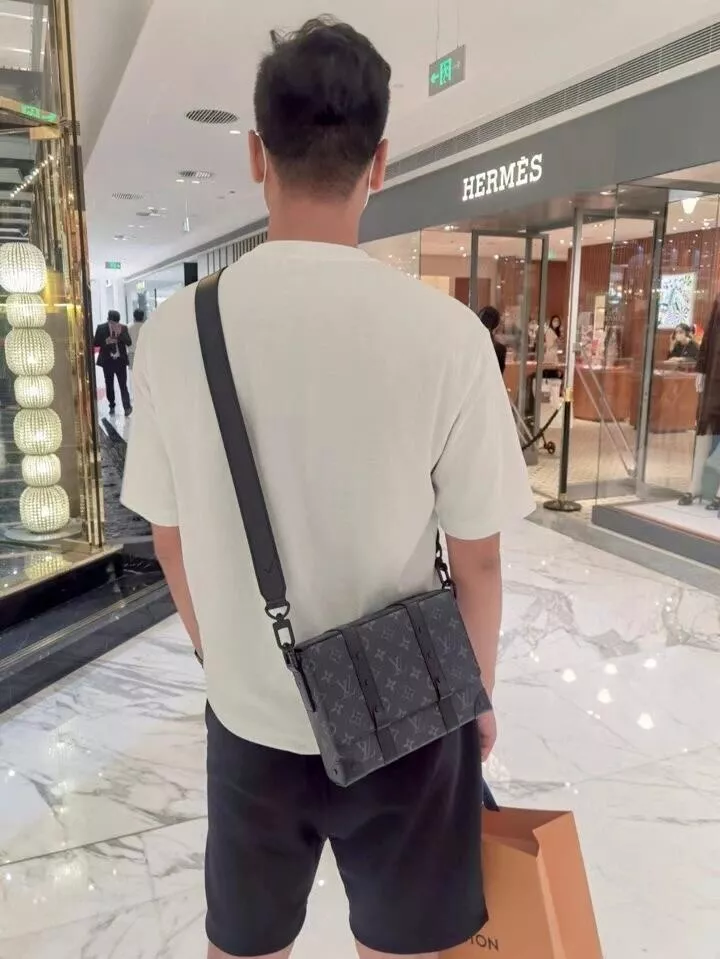 루이비통 모노그램 이클립스 블랙 트렁크 메신저백 상세 이미지 45
