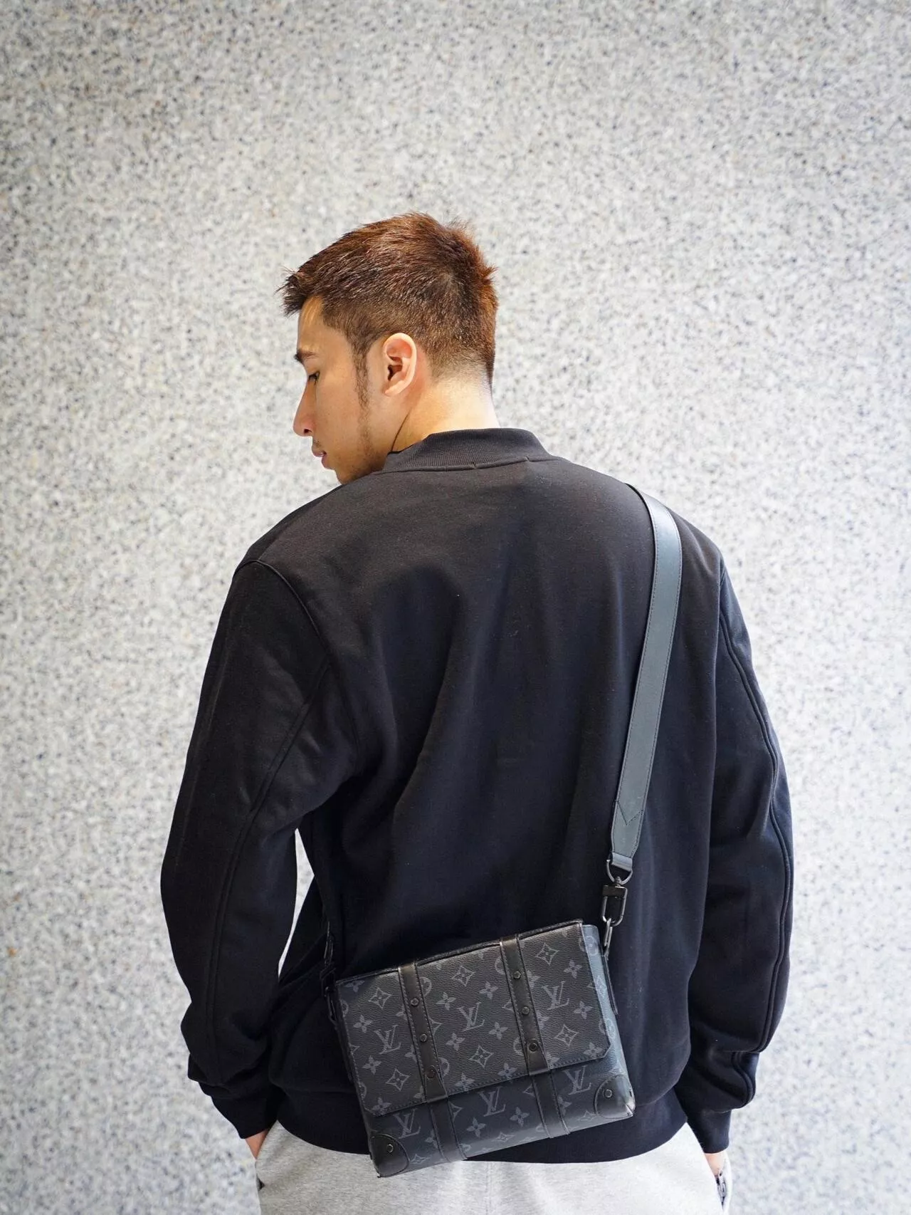 루이비통 모노그램 이클립스 블랙 트렁크 메신저백 상세 이미지 52