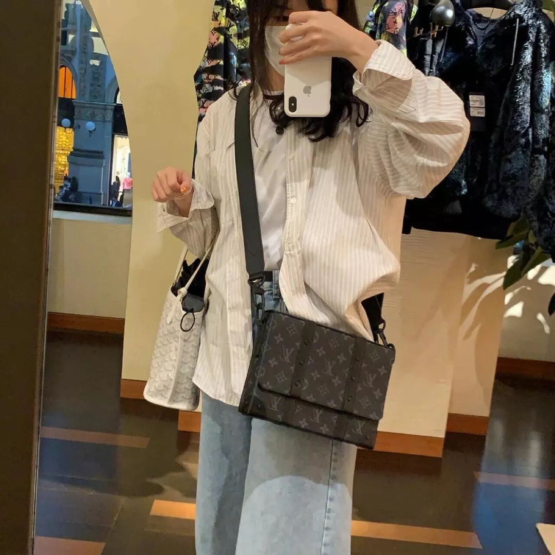 루이비통 모노그램 이클립스 블랙 트렁크 메신저백 상세 이미지 54