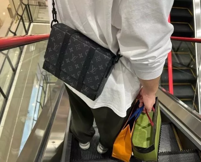 루이비통 모노그램 이클립스 블랙 트렁크 메신저백 상세 이미지 58