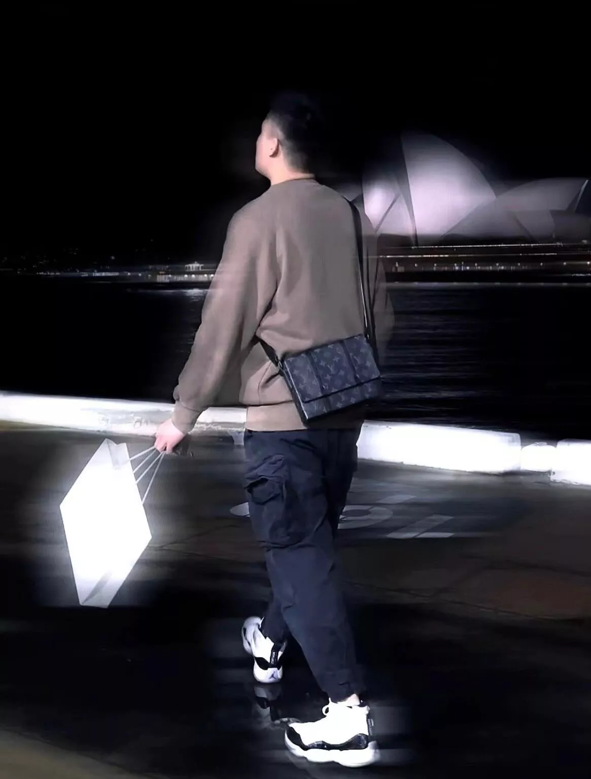 루이비통 모노그램 이클립스 블랙 트렁크 메신저백 상세 이미지 47