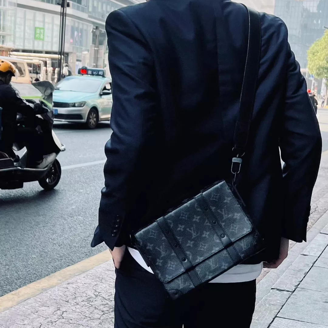 루이비통 모노그램 이클립스 블랙 트렁크 메신저백 상세 이미지 78