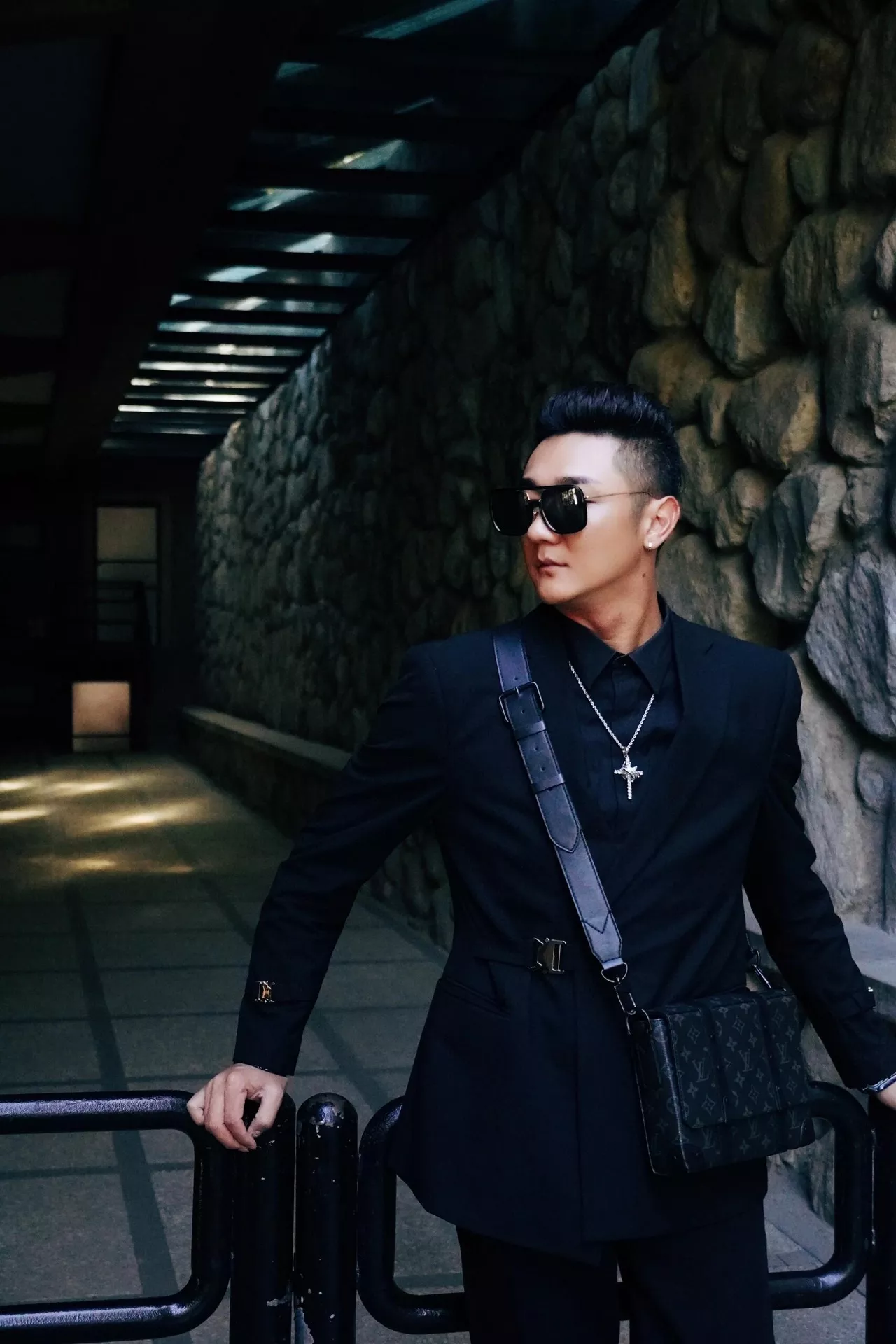 루이비통 모노그램 이클립스 블랙 트렁크 메신저백 상세 이미지 68
