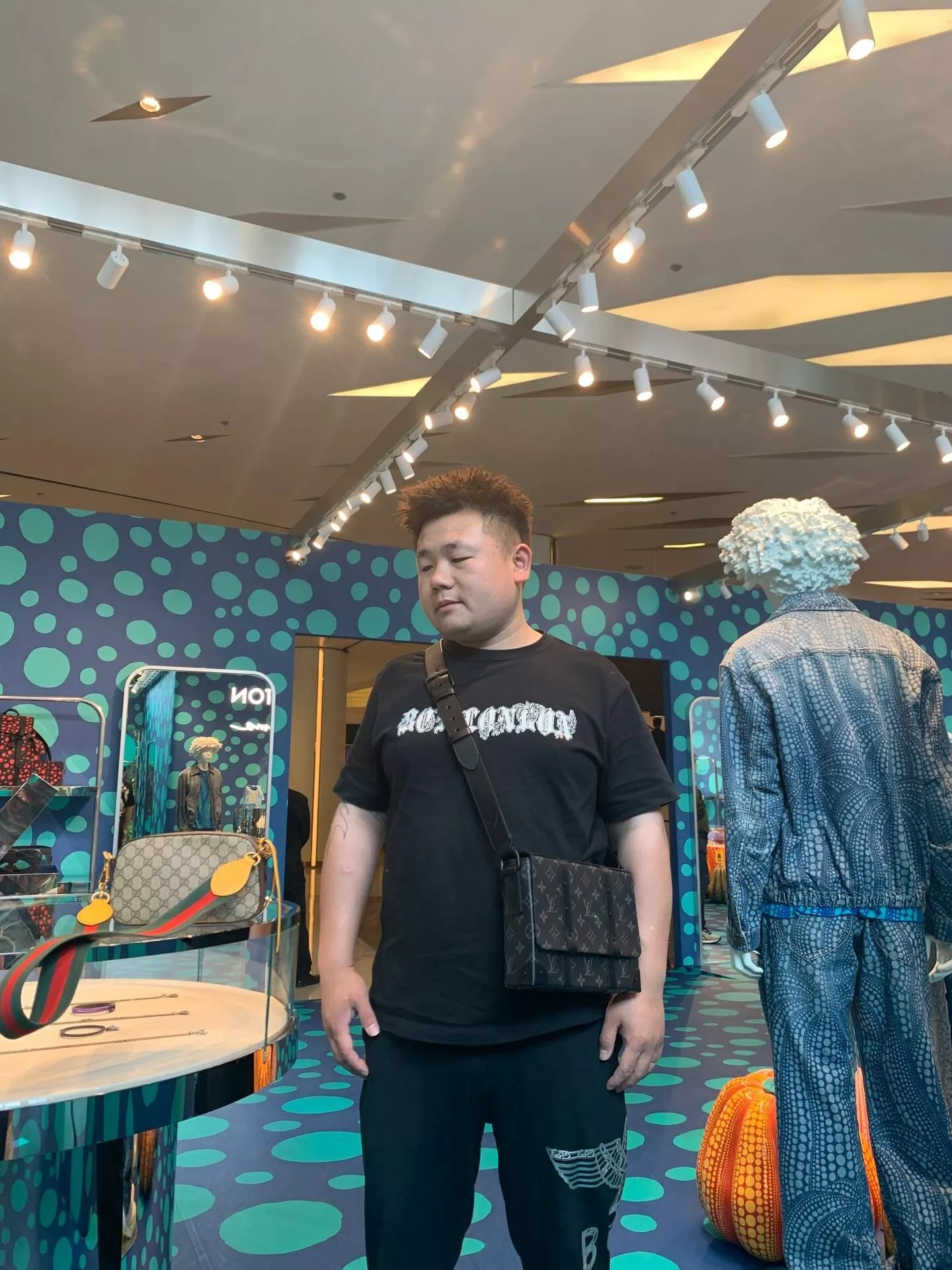 루이비통 모노그램 이클립스 블랙 트렁크 메신저백 상세 이미지 63