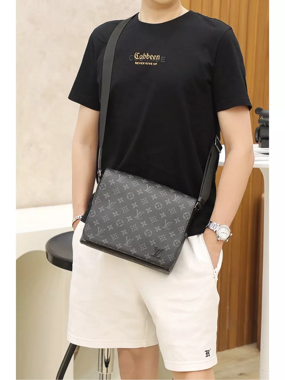 루이비통 모노그램 이클립스 플랩 메신저백 상세 이미지 44