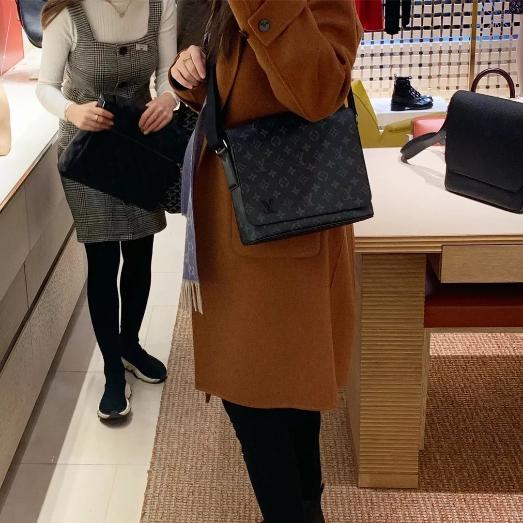 루이비통 모노그램 이클립스 플랩 메신저백 상세 이미지 52