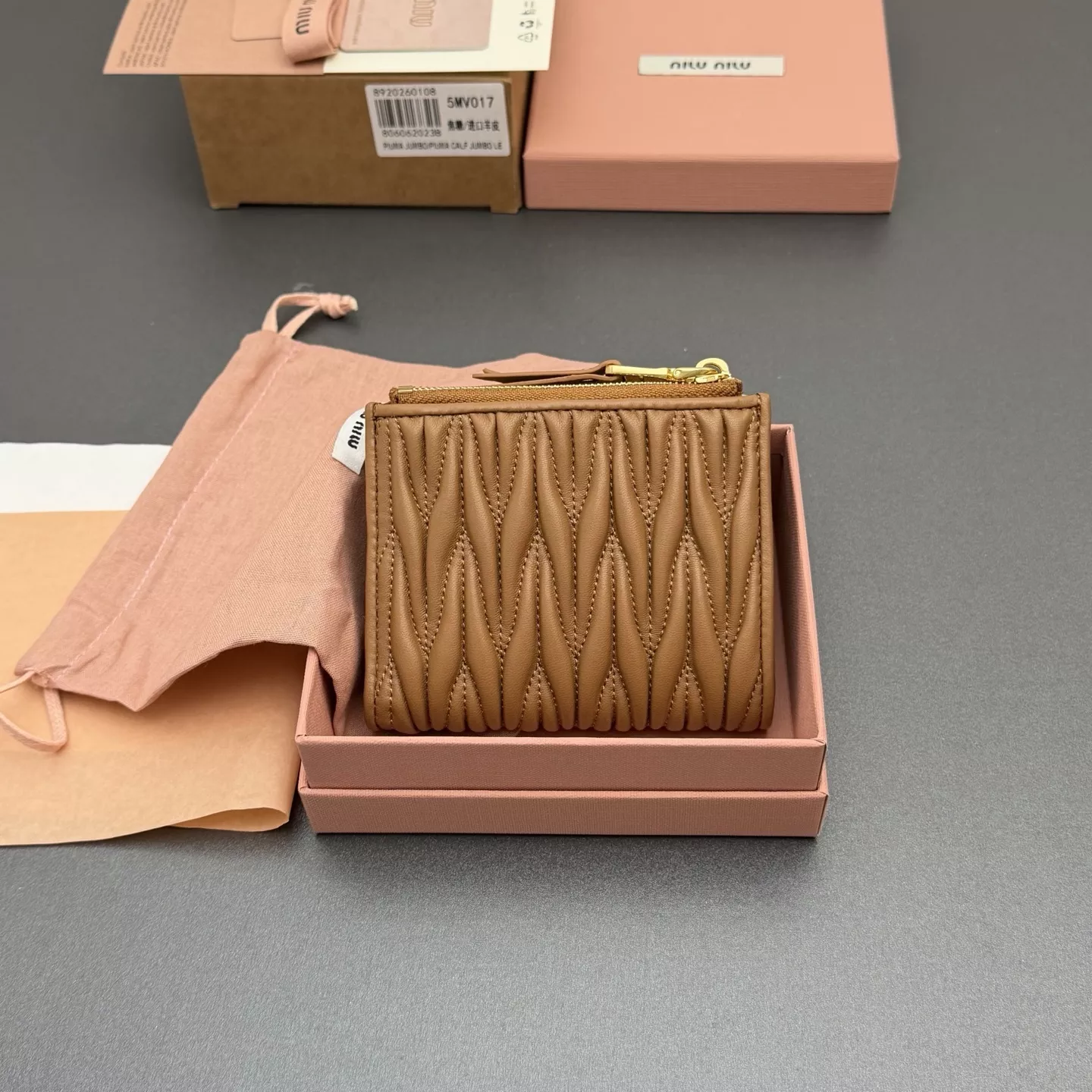 미우미우 마틀라세 양가죽 로고 반지갑 상세 이미지 2