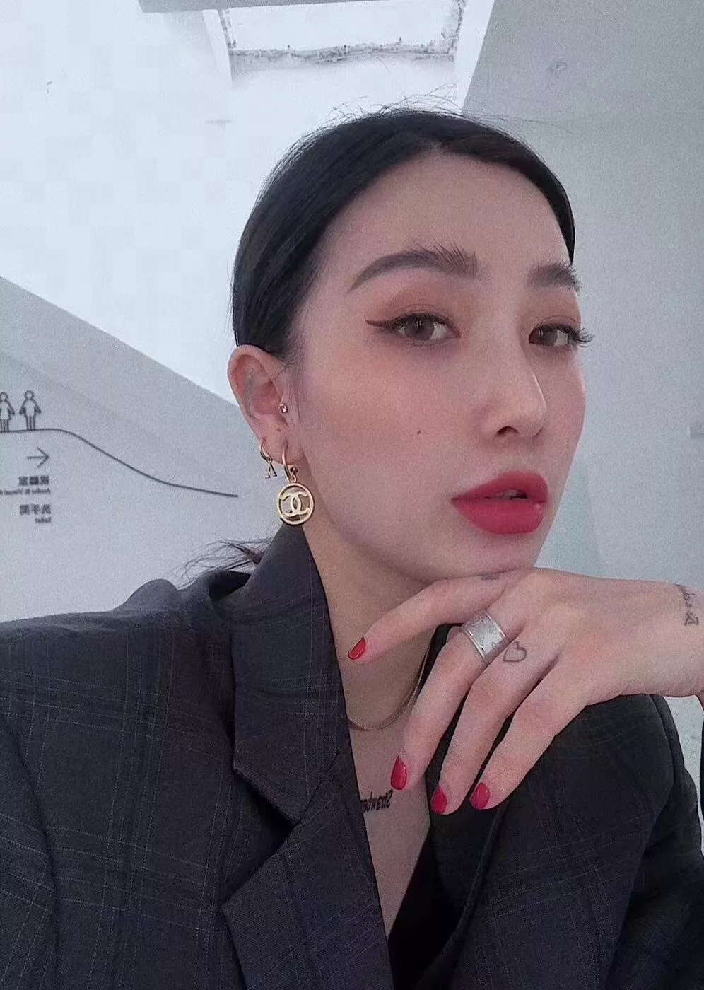 샤넬 빈티지 원형 로고 C후크 귀걸이 상세 이미지 11