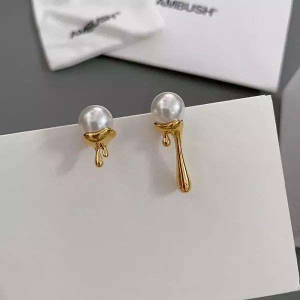 앰부시 비대칭 진주 드롭 귀걸이