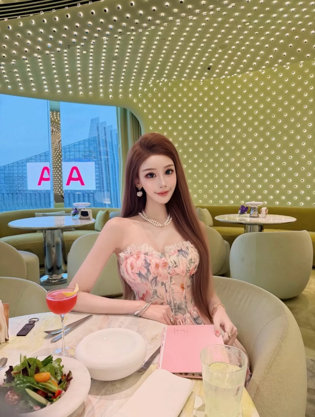샤넬 더블 C 로고 핑크 크리스털 펄 드롭 귀걸이 상세 이미지 17