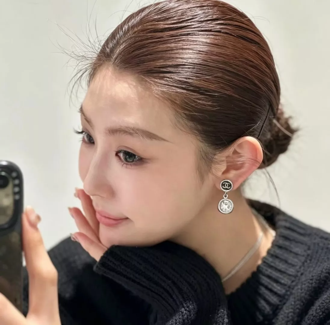 샤넬 원형 에나멜 로고 드롭 귀걸이 상세 이미지 15