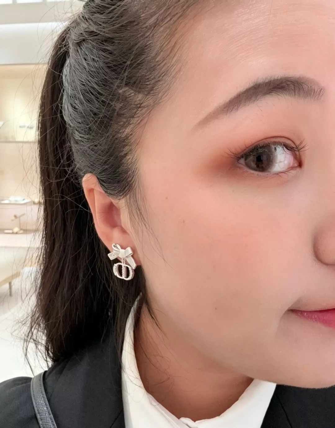 디올 브러시드 보우 CD 펄 드롭 귀걸이 상세 이미지 18
