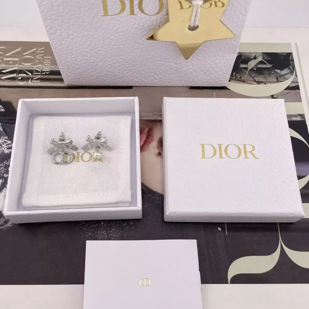 디올 브러시드 보우 CD 펄 드롭 귀걸이