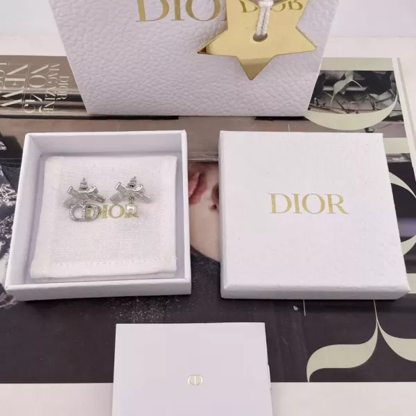 디올 브러시드 보우 CD 펄 드롭 귀걸이