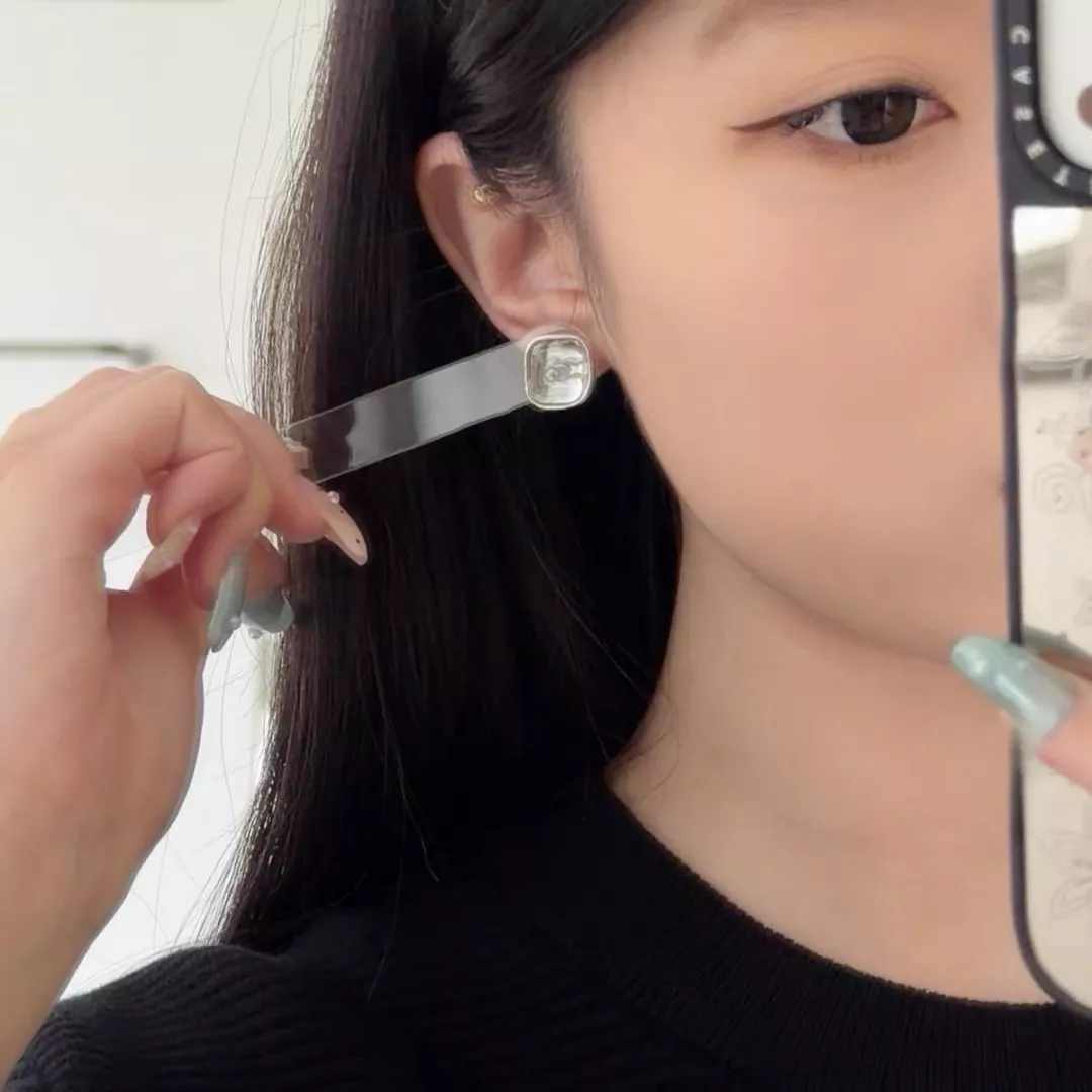 샤넬 투명 레진 라운드 스퀘어 로고 이어링 상세 이미지 12