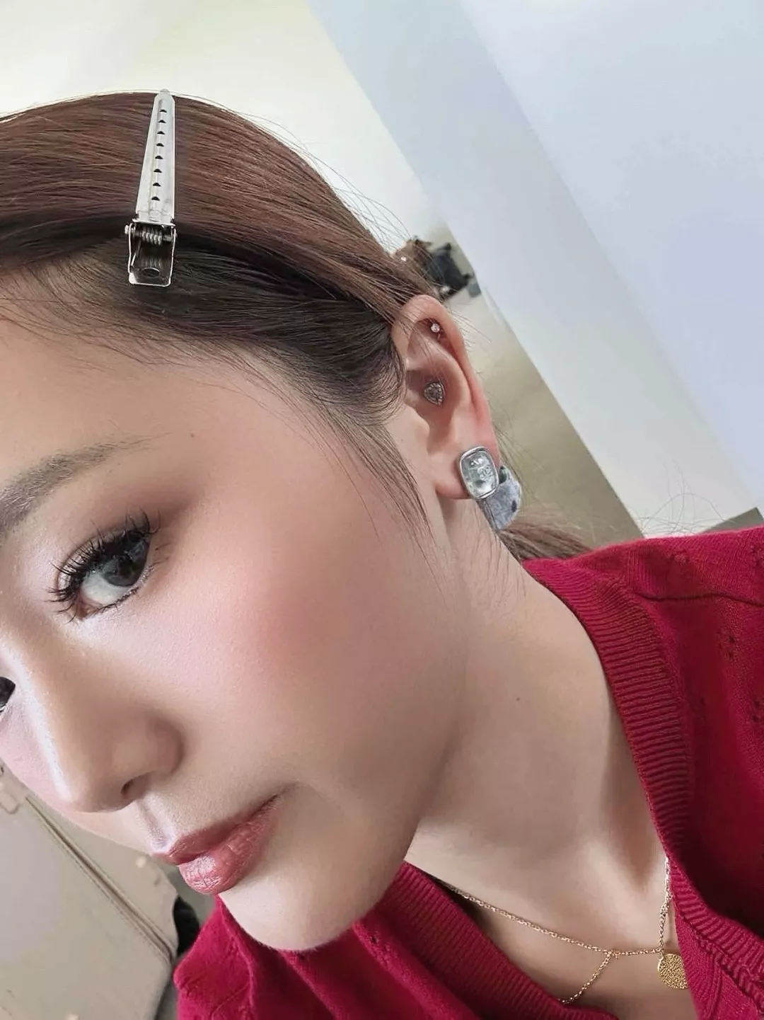 샤넬 투명 레진 라운드 스퀘어 로고 이어링 상세 이미지 14