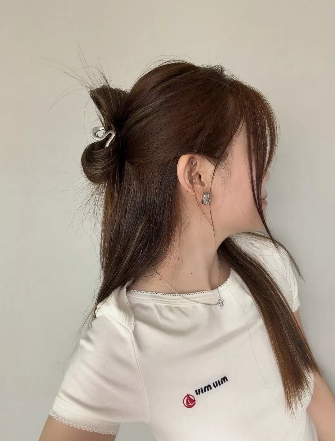 샤넬 투명 레진 라운드 스퀘어 로고 이어링 상세 이미지 10