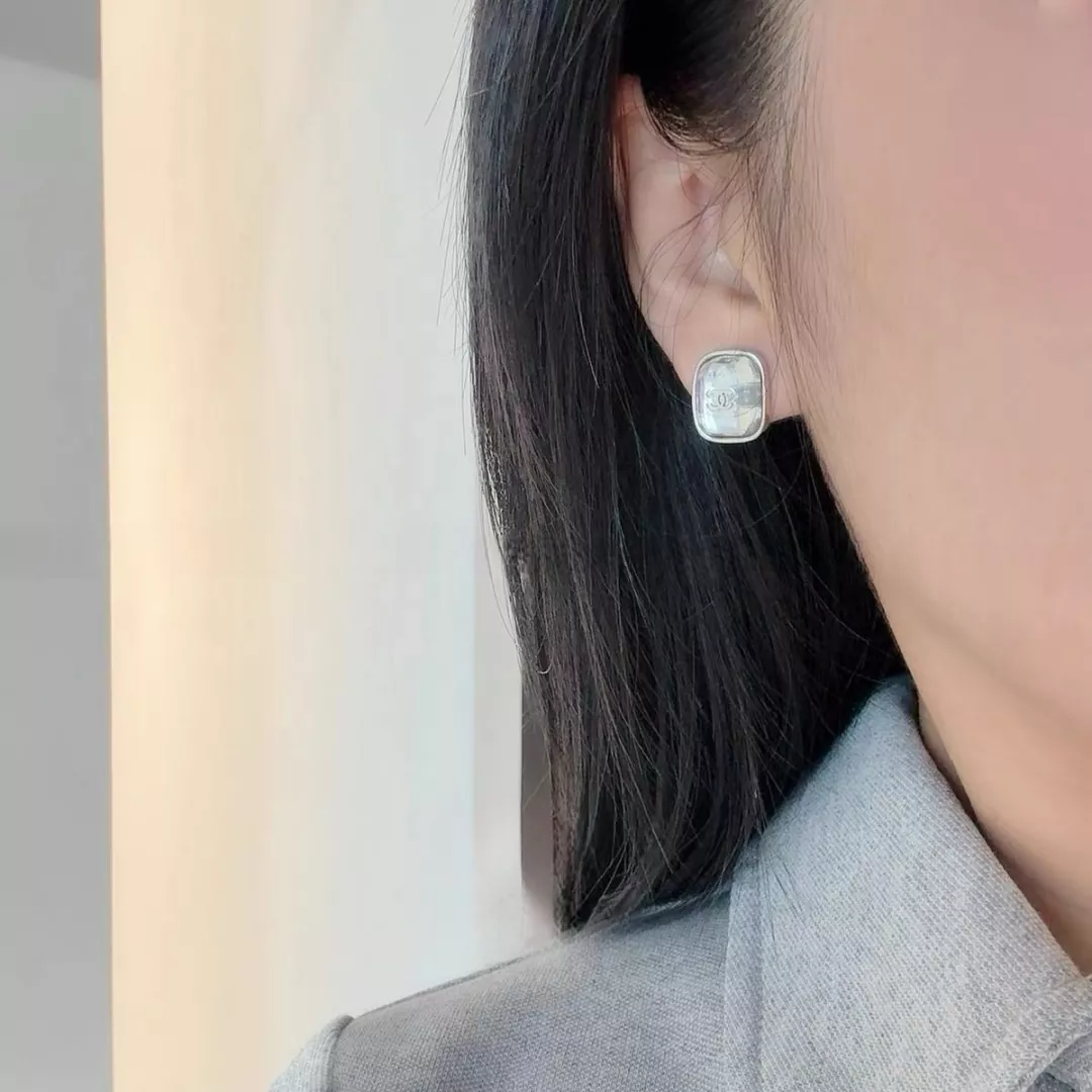 샤넬 투명 레진 라운드 스퀘어 로고 이어링 상세 이미지 16