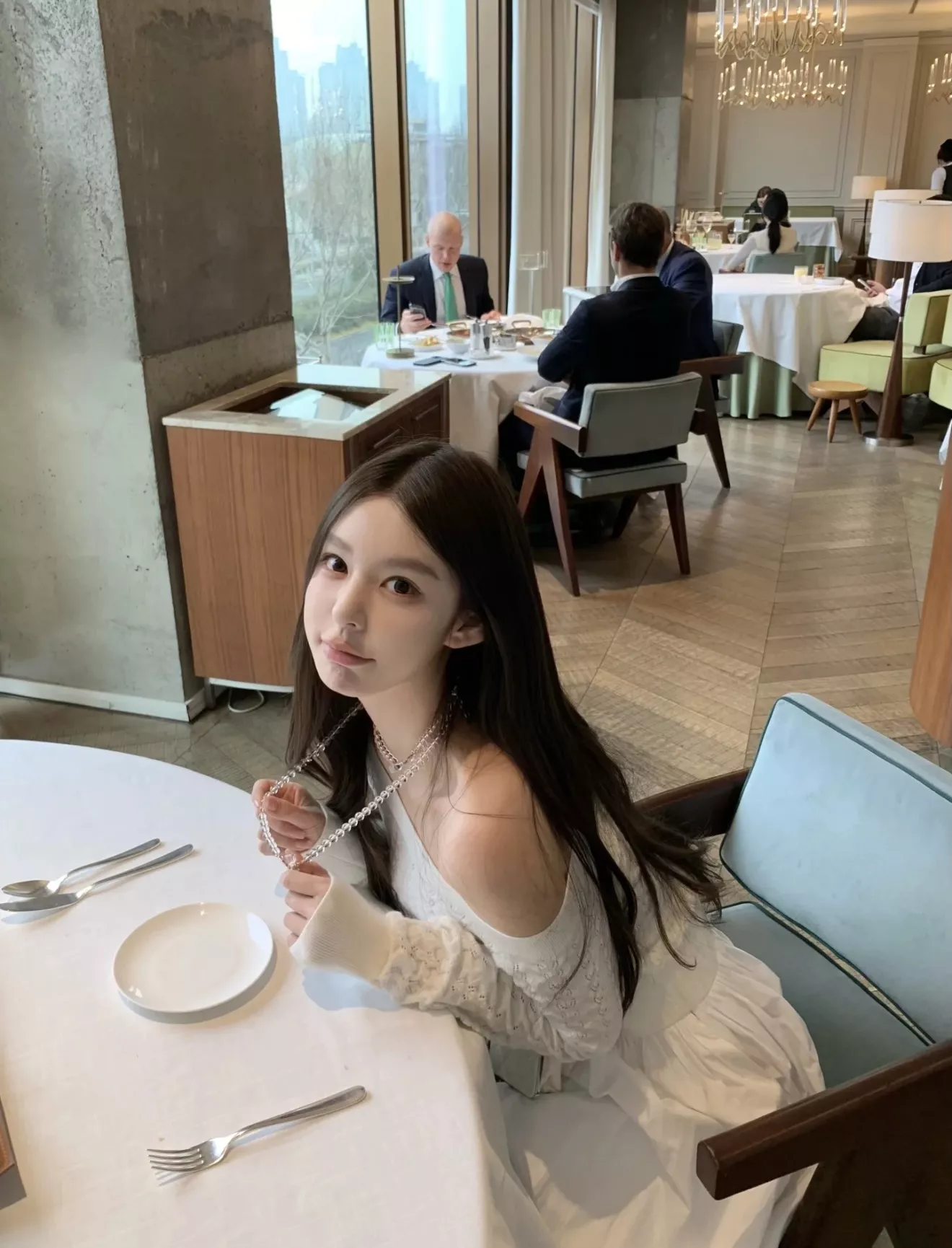 샤넬 투명 크리스탈 더블 C 리본 롱체인 목걸이 상세 이미지 21