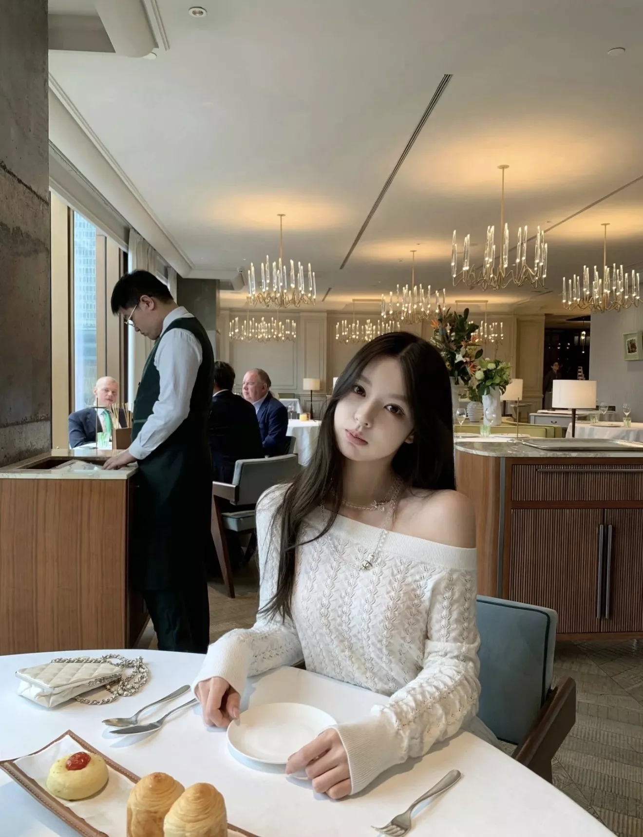 샤넬 투명 크리스탈 더블 C 리본 롱체인 목걸이 상세 이미지 20