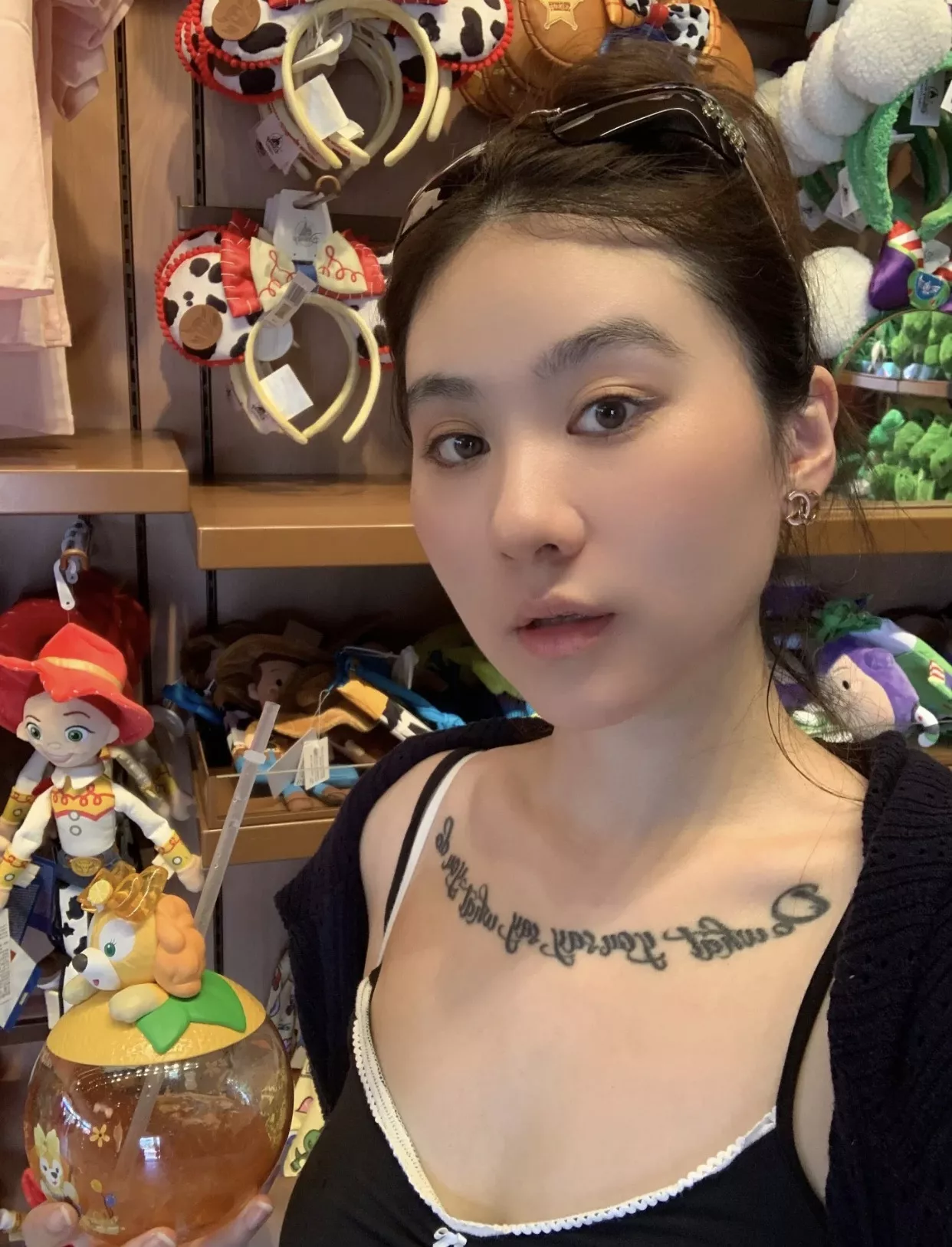 샤넬 핑크 에나멜 더블 C 스터드 귀걸이 상세 이미지 11