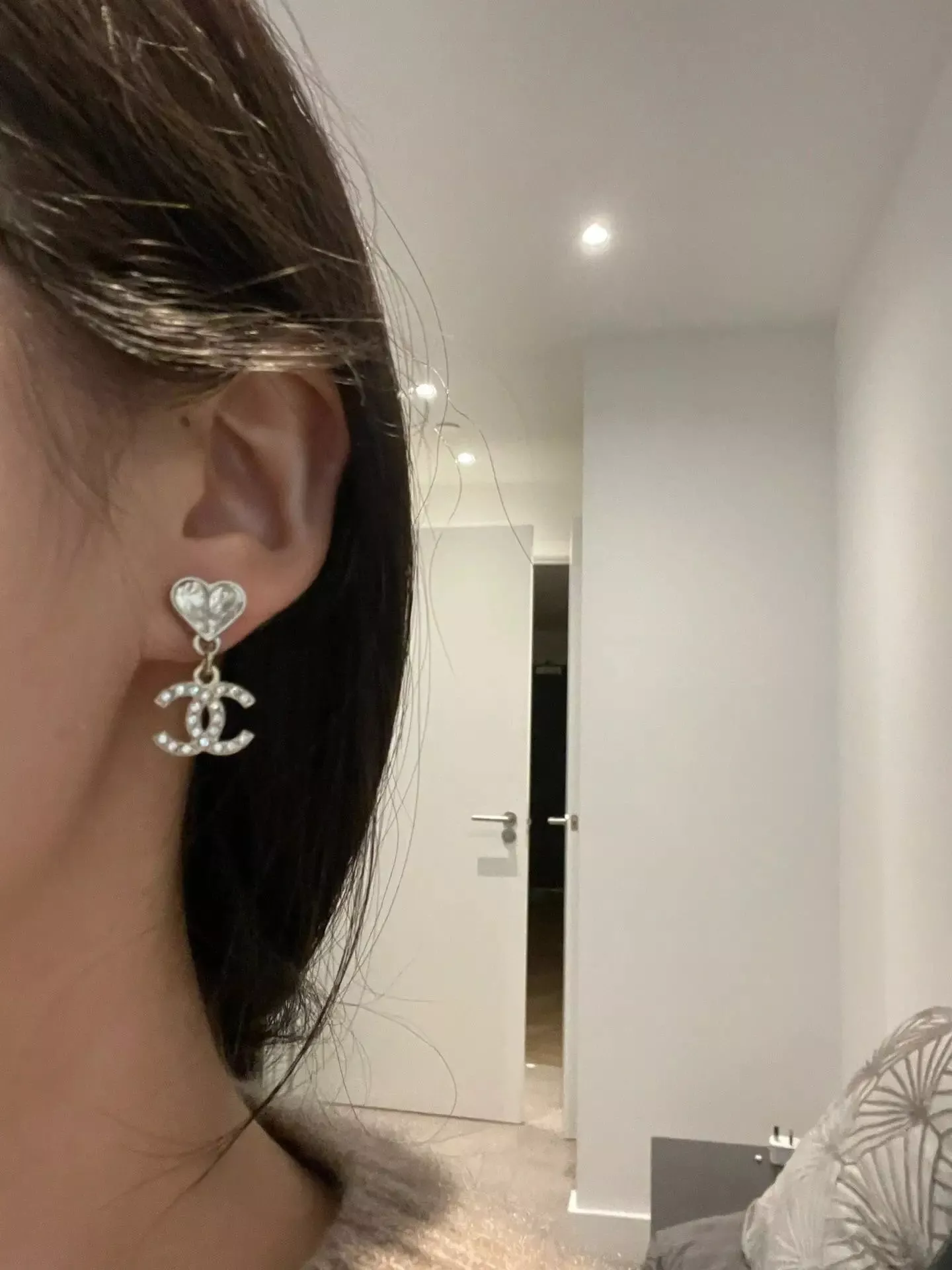 샤넬 하트 더블 C 크리스탈 드롭 귀걸이 상세 이미지 16