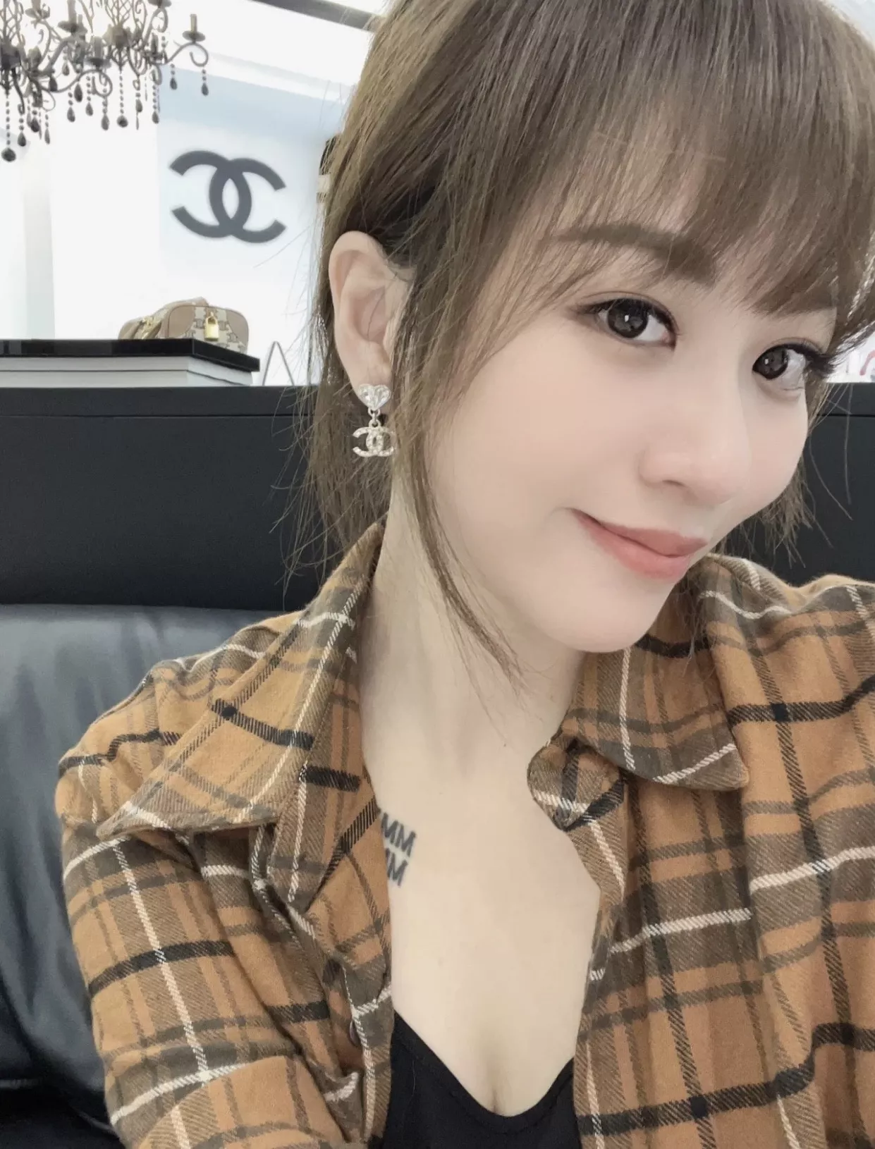 샤넬 하트 더블 C 크리스탈 드롭 귀걸이 상세 이미지 36
